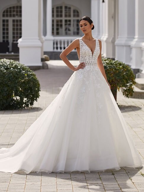 Provonias Sleeveless Wedding Dress